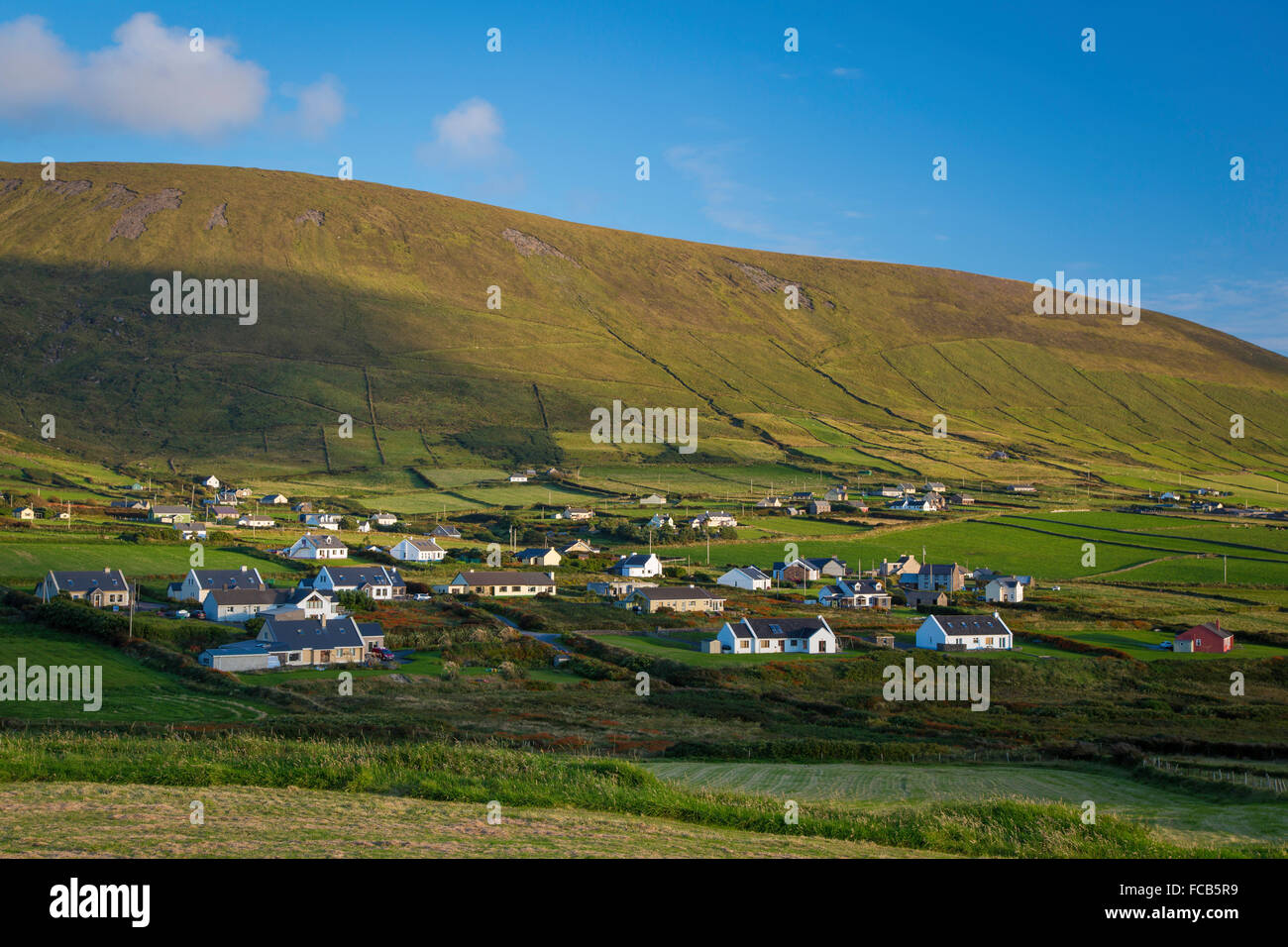 Città di Dunquin lungo la costa della penisola di Dingle, nella contea di Kerry, Irlanda Foto Stock