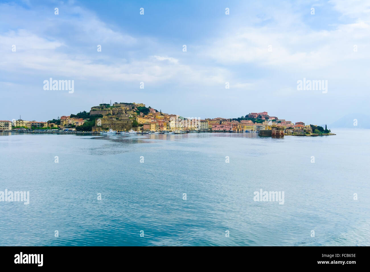 Isola d'Elba, Portoferraio villaggio Porto e skyline da un traghetto. Toscana, Italia. Foto Stock