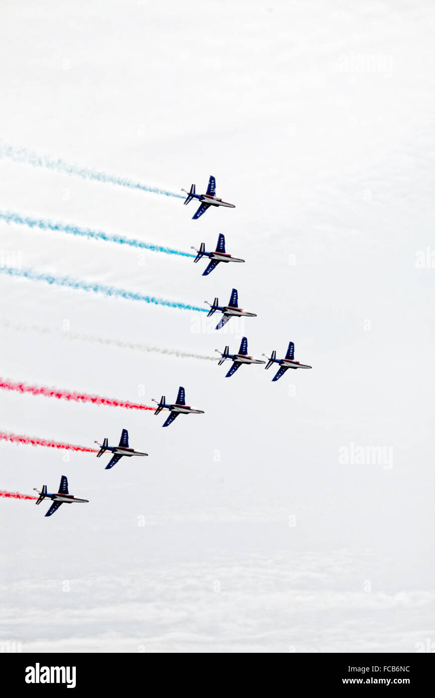 Francese pattuglia acrobatica, noto anche come la Patrouille de France o PAF di eseguire durante la sosta della Volvo Ocean Race Foto Stock