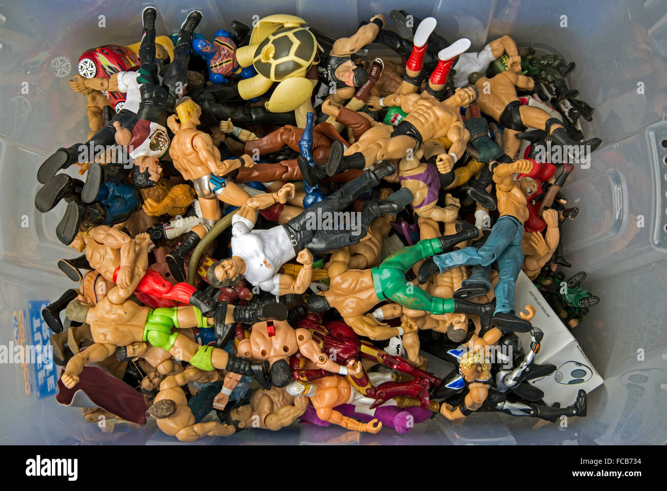 Una vasca di plastica piena di uomo di azione dei giocattoli. Foto Stock