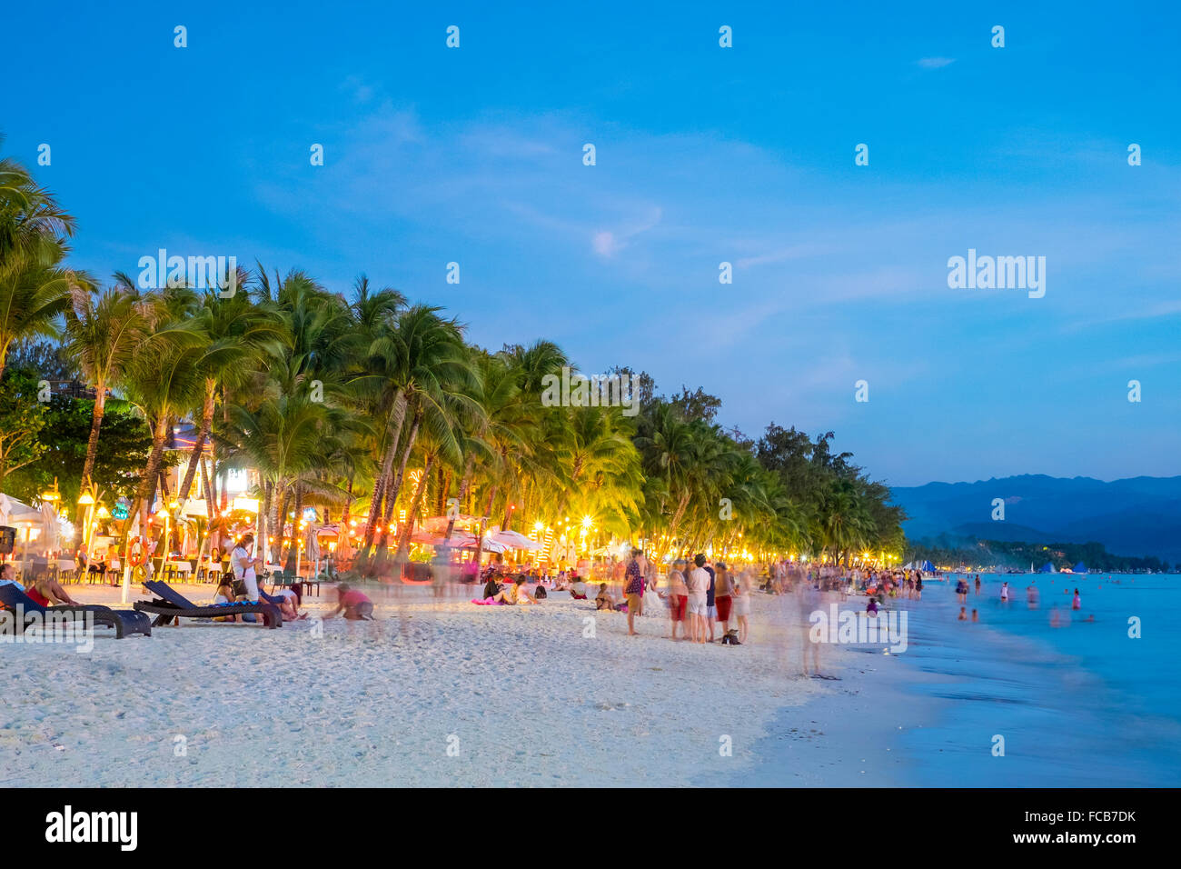 Affollata spiaggia di notte, spiaggia bianca, Boracay Island, Filippine Foto Stock