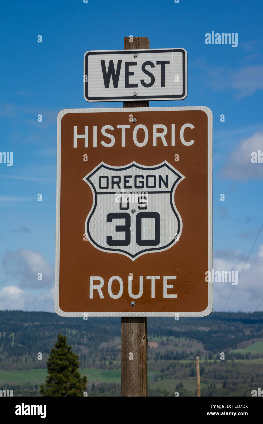 Cartello stradale per la rotta storica noi 30 attraverso la Columbia Gorge. Columbia Gorge National Scenic Area, Oregon, Stati Uniti d'America Foto Stock