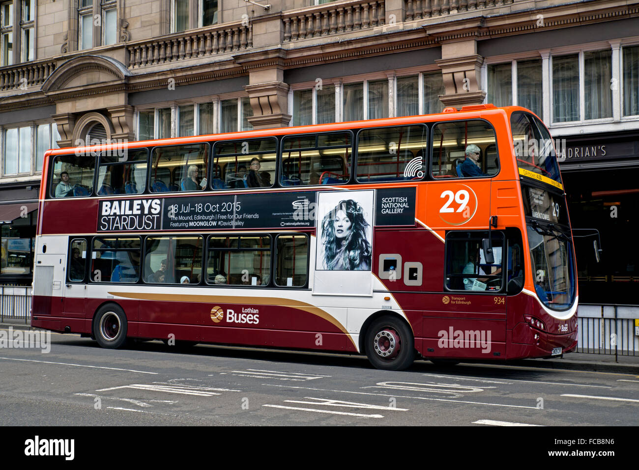 Un annuncio pubblicitario per David Bailey's Stardust mostra sul lato di un autobus di Edimburgo. Foto Stock