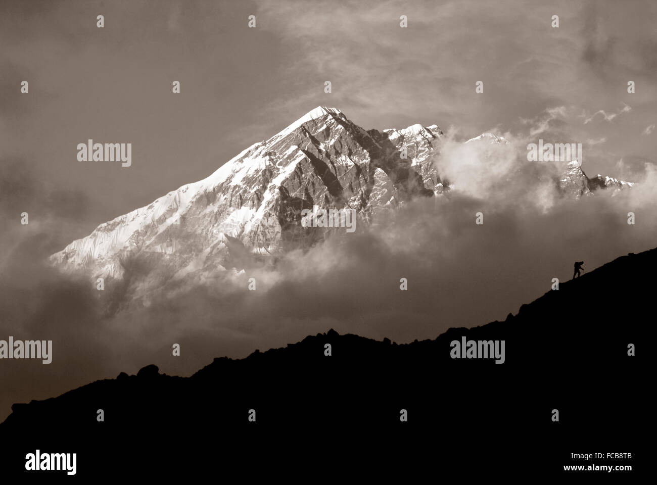 Yak e alpinisti passano al di sotto dell Ama Dablam come essi trek verso il monte Campo Base Everest Foto Stock