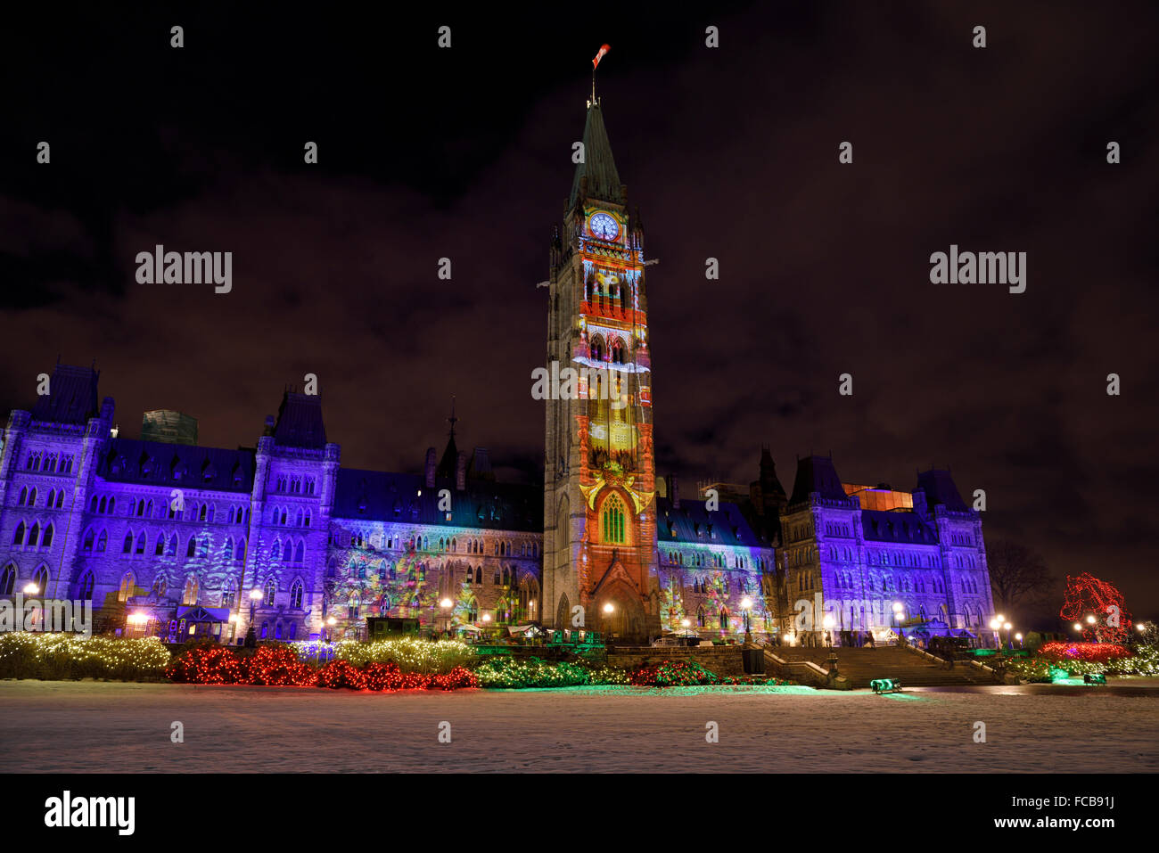 Luce di Natale mostra alla collina del parlamento canadese edifici del governo ad Ottawa Foto Stock