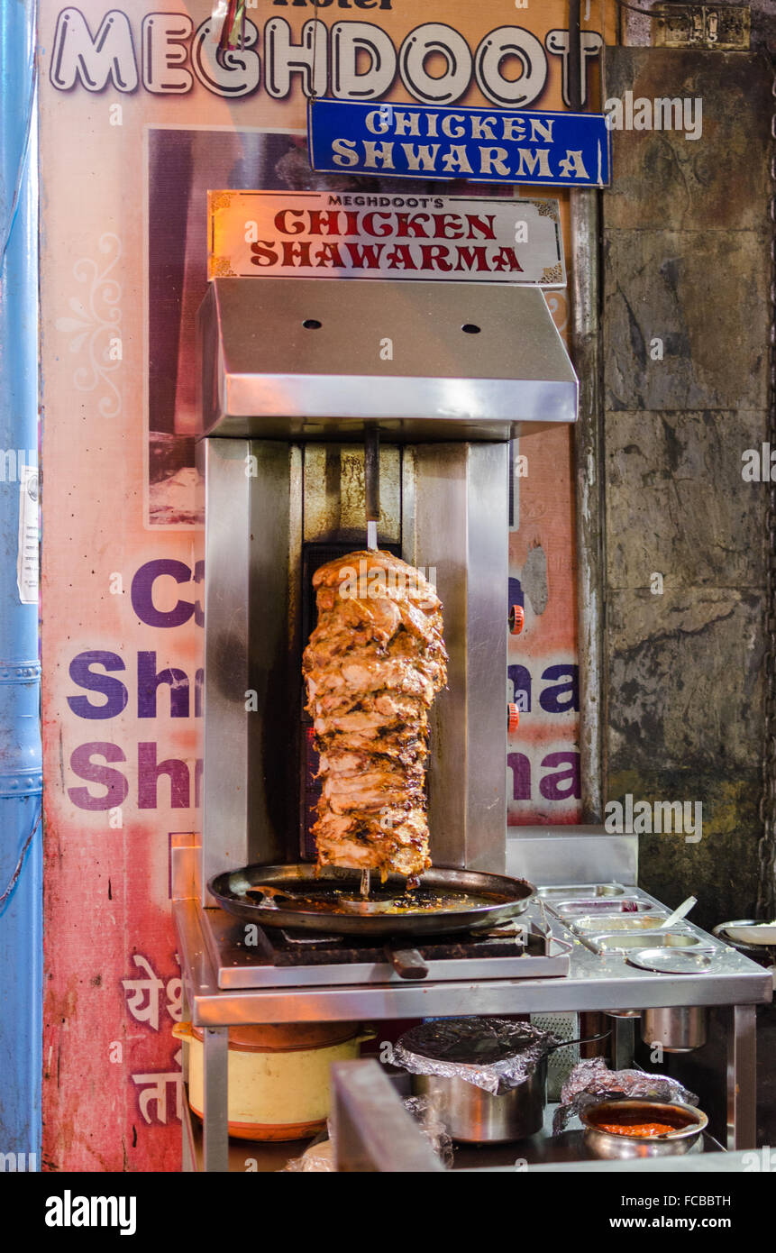 Shawarma di pollo spiedo in un ristorante mahabaleshwar, Maharashtra, India Foto Stock