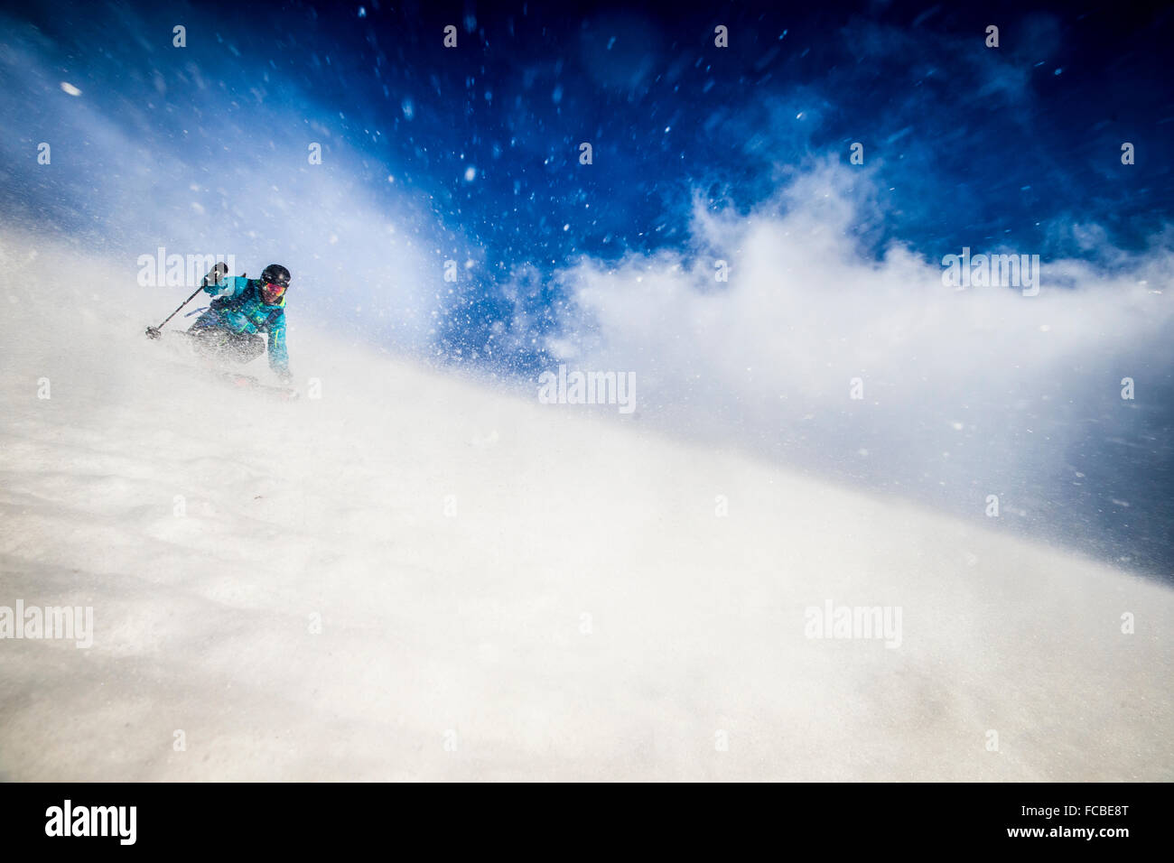 Un uomo di sciare su una molto ventoso giorno al di fuori di Isafjordur, Islanda. Foto Stock