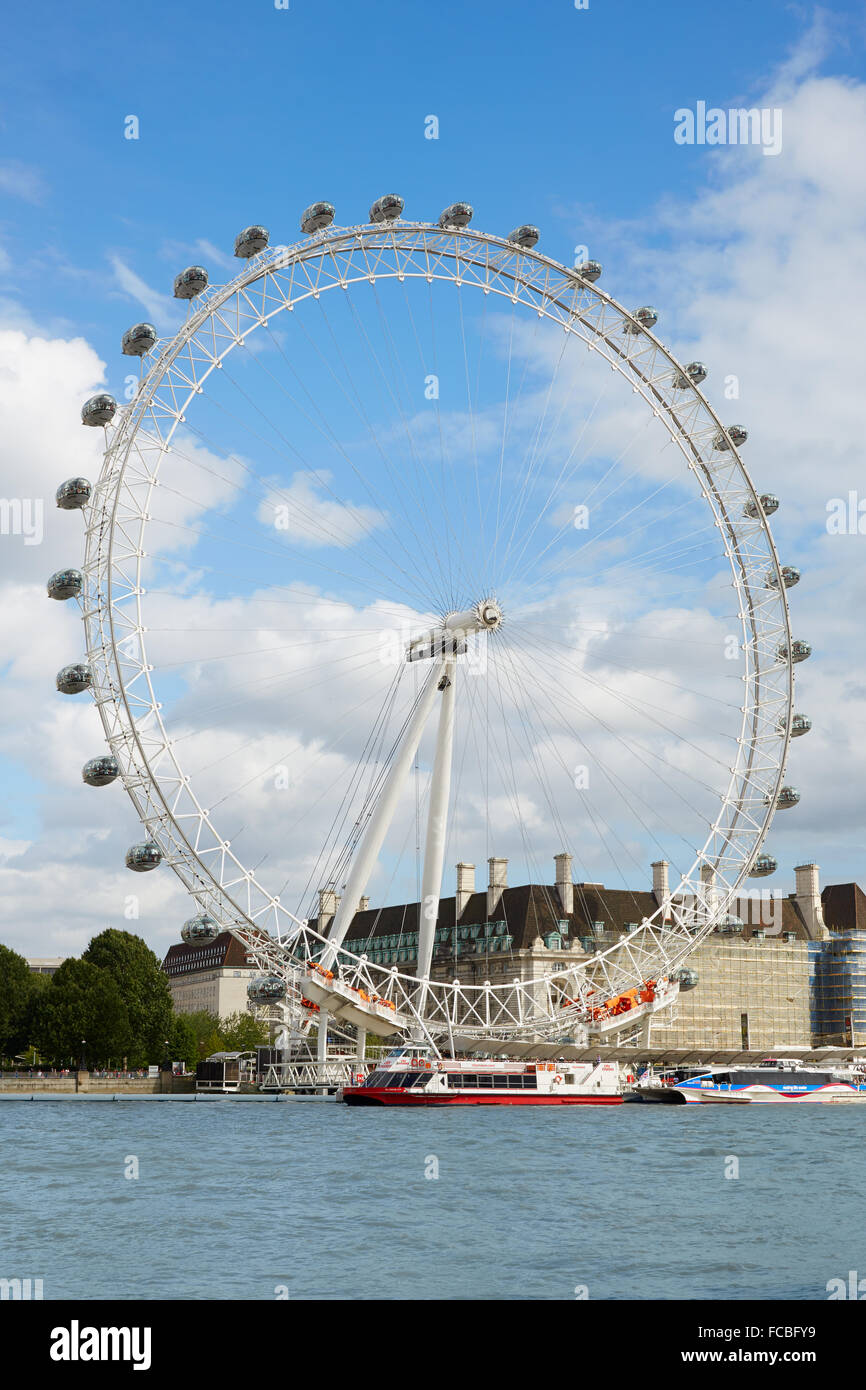London Eye, ruota panoramica Ferris in un assolato pomeriggio estivo, cielo blu a Londra Foto Stock