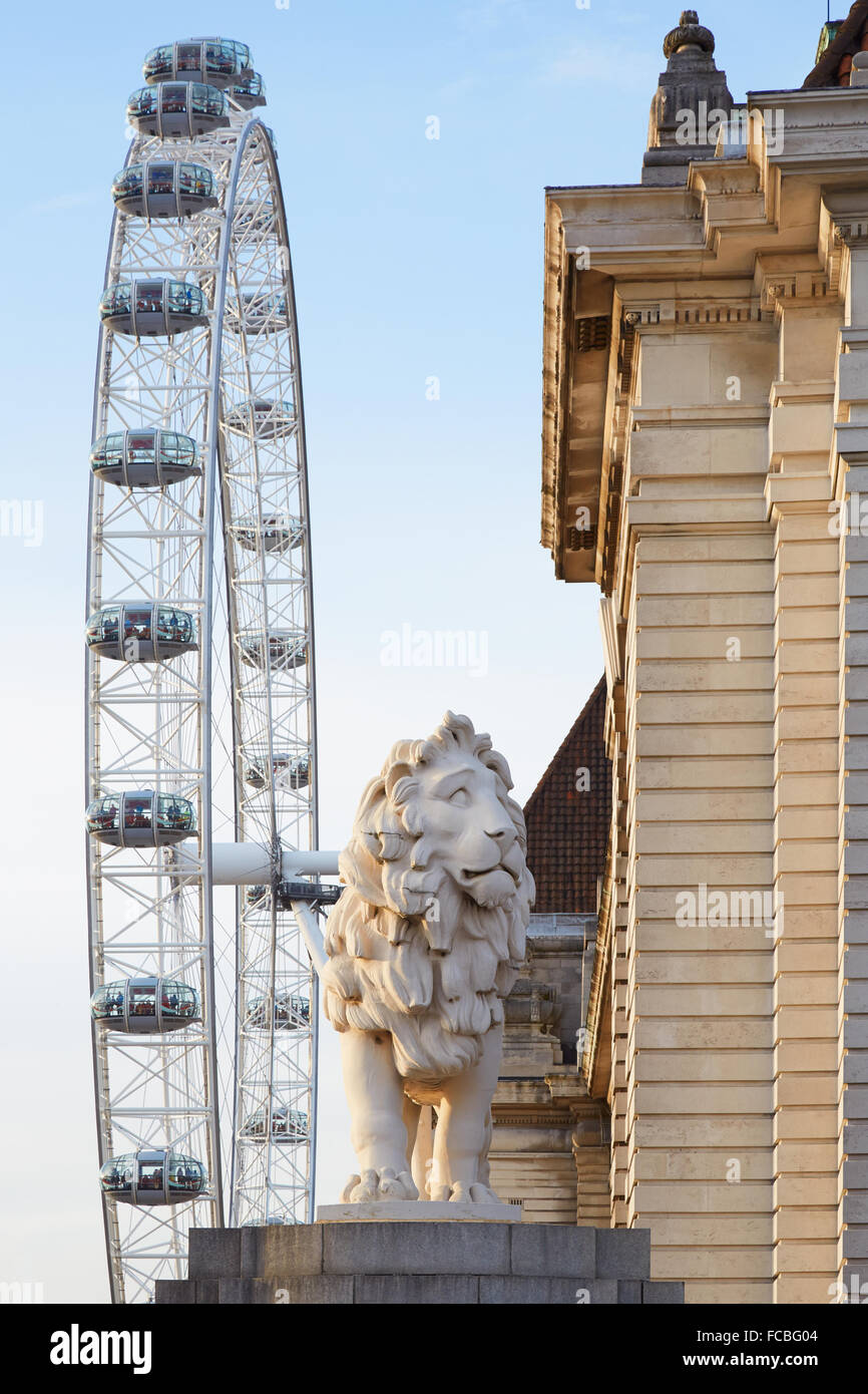 London Eye, ruota panoramica Ferris e il ponte di lion statua in un pomeriggio d'estate, una luce calda Foto Stock