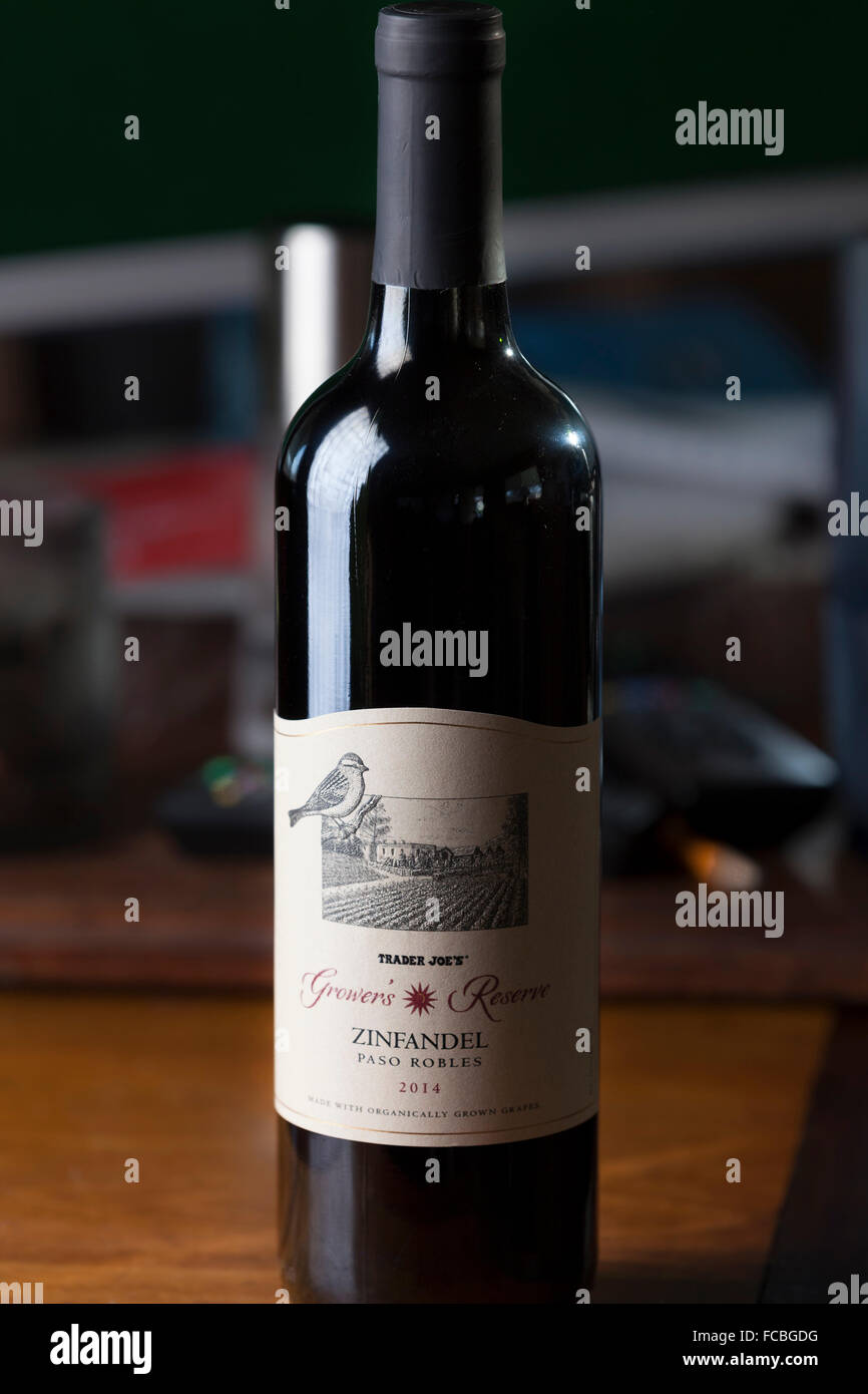 Una bottiglia di Trader Joe's Zinfandel Vino Foto Stock