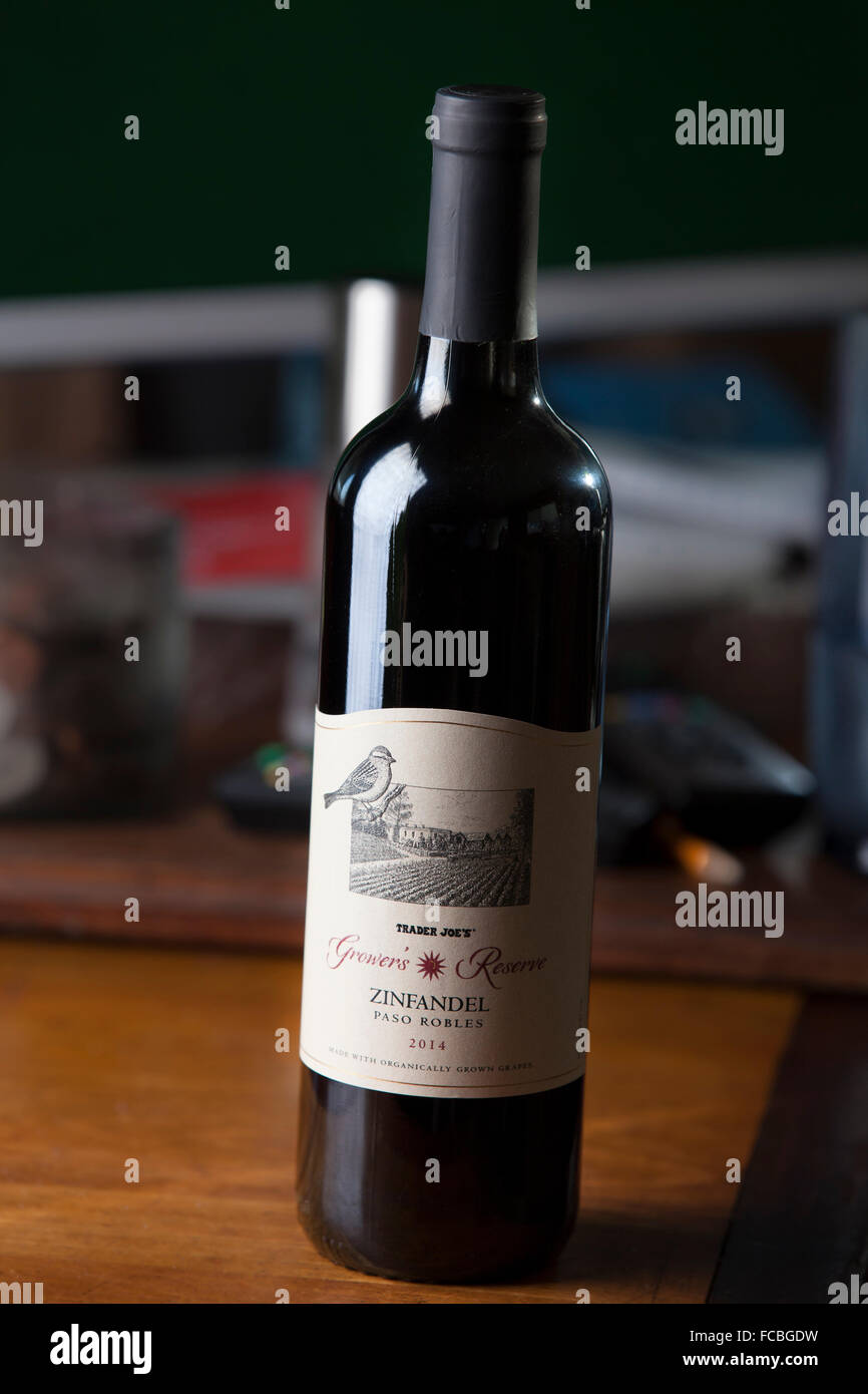 Una bottiglia di Trader Joe's Zinfandel Vino Foto Stock