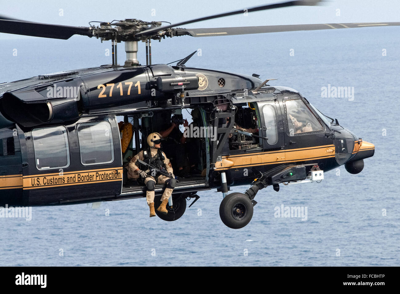 US Customs and Border Protection CBP Ufficio di aria e unità di Marine operando un Sikorsky UH-60 Blackhawk elicottero fornire risposta armata e sicurezza in ed intorno alle acque del sud della Florida. Vedere la descrizione per maggiori informazioni. Foto Stock