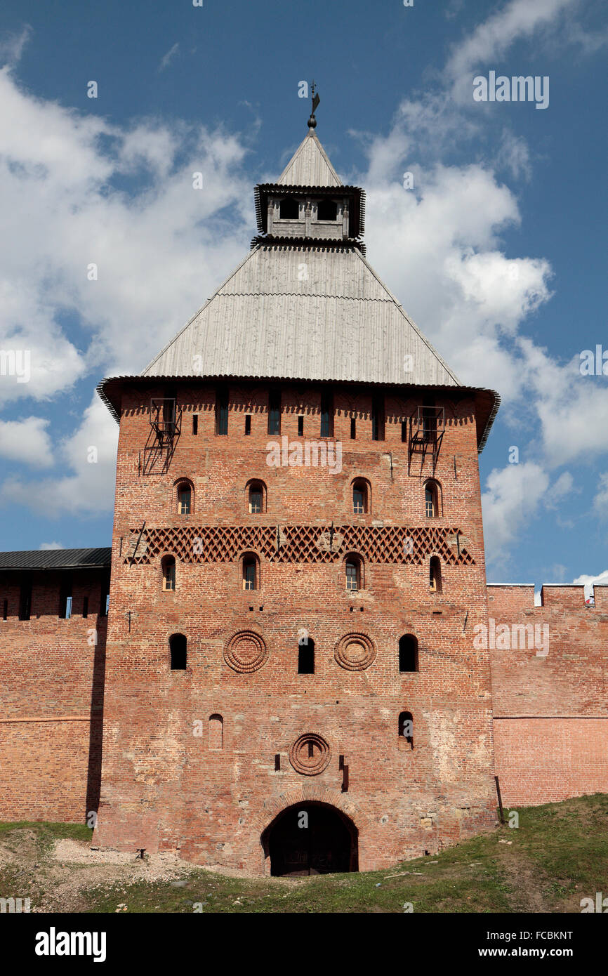 Una torre nella parete esterna del Cremlino di Veliky Novgorod Oblast di Novgorod, Russia. Foto Stock