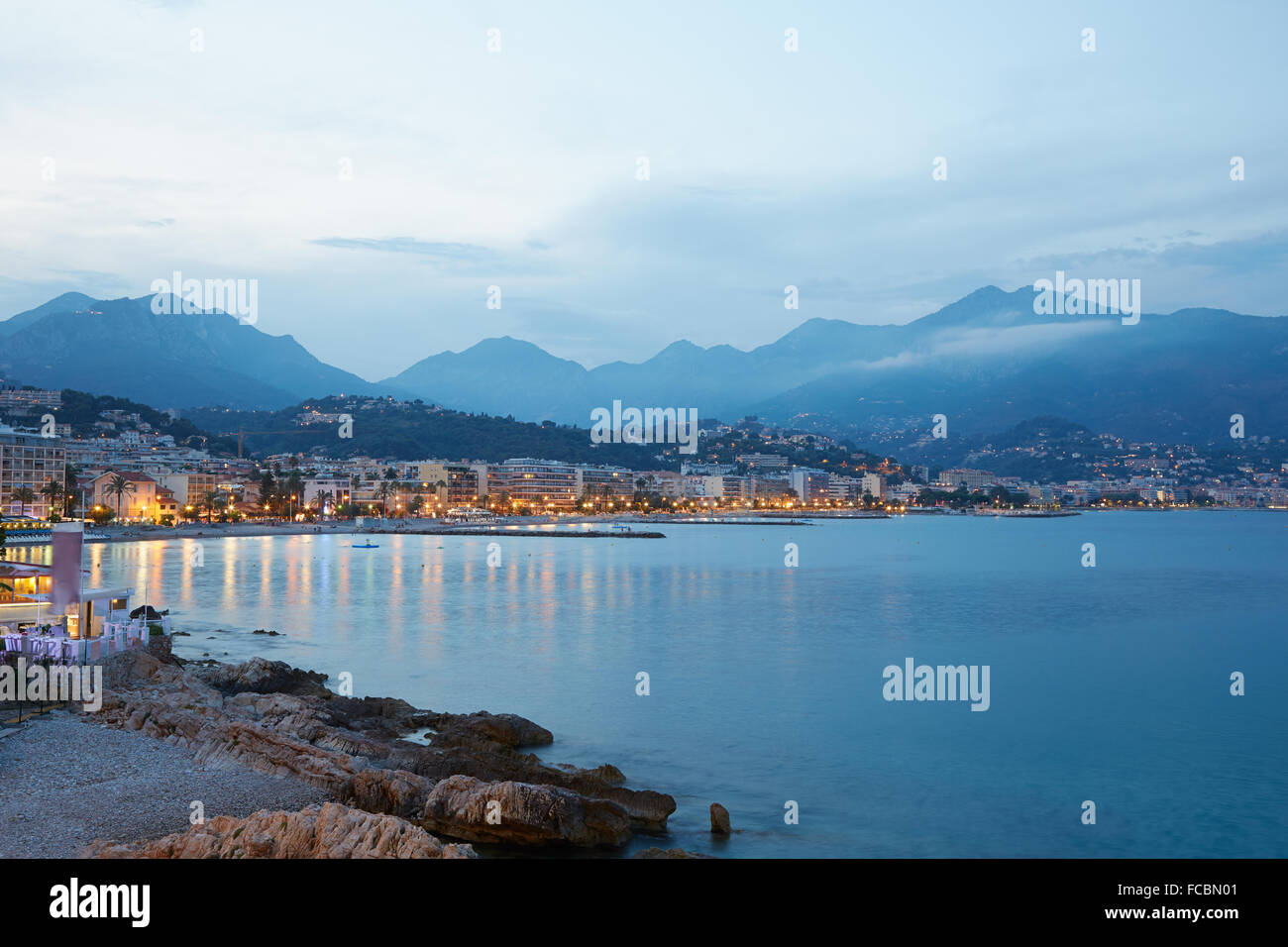 Costa Azzurra costa illuminata di sera, Cap Martin Foto Stock