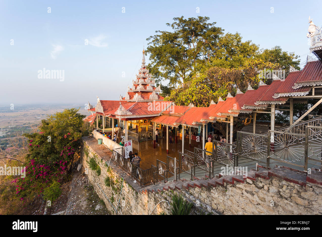 Parte del tempio Sataungpyei sulla sommità del Mandalay Hill, Mandalay Myanmar (Birmania) con cielo blu Foto Stock