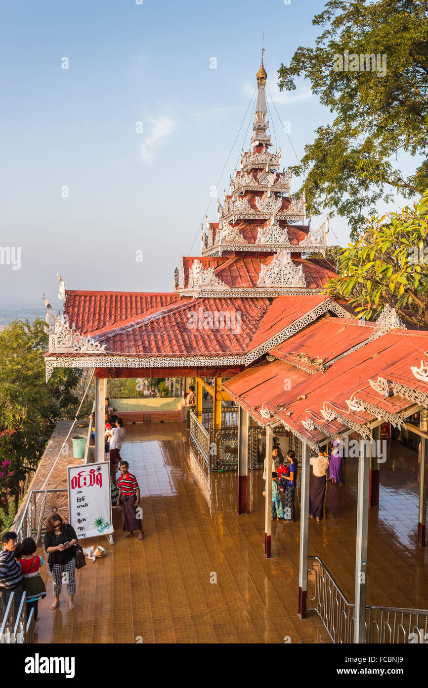 Parte del tempio Sataungpyei alla sommità del Mandalay Hill, Mandalay Myanmar (Birmania) con cielo blu Foto Stock