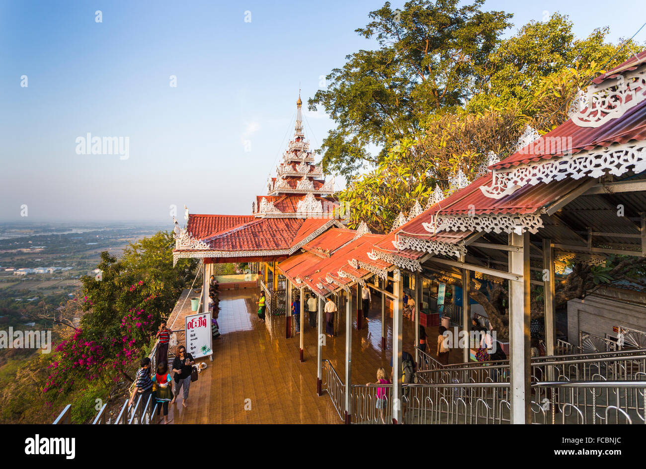 Parte del tempio Sataungpyei sulla sommità del Mandalay Hill, Mandalay Myanmar (Birmania) con cielo blu Foto Stock