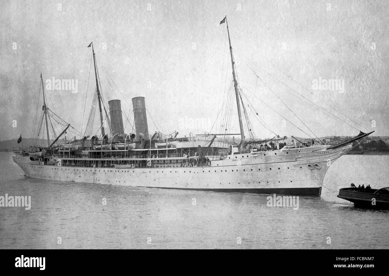 AJAXNETPHOTO.1900-1902 ca. SOUTHAMPTON, Inghilterra. - La ROYAL MAIL STEAM PACKET CO sud americana nave mercantile mista S.S.THAMES. Camicie RMSP indossavano livrea bianca SOLO PER DUE ANNI. La nave fu autoaffondato presso la Scapa flusso nel 1915. foto:l'AJAX VINTAGE PICTURE LIBRARY REF:SHI THAMES 1900 Foto Stock