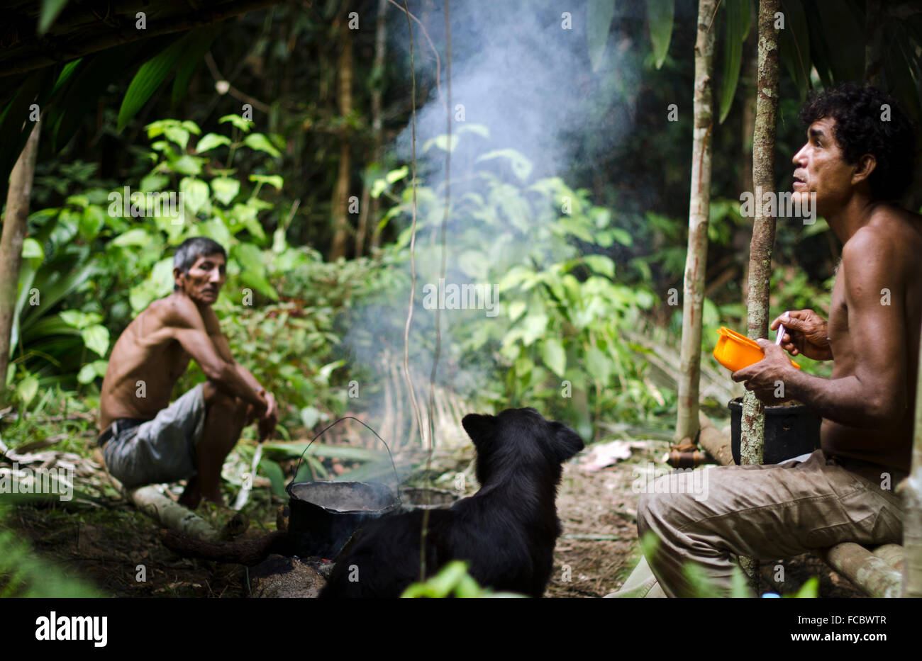 Sciamani nel loro accampamento di caccia , foresta amazzonica, Iquitos, Perù Foto Stock