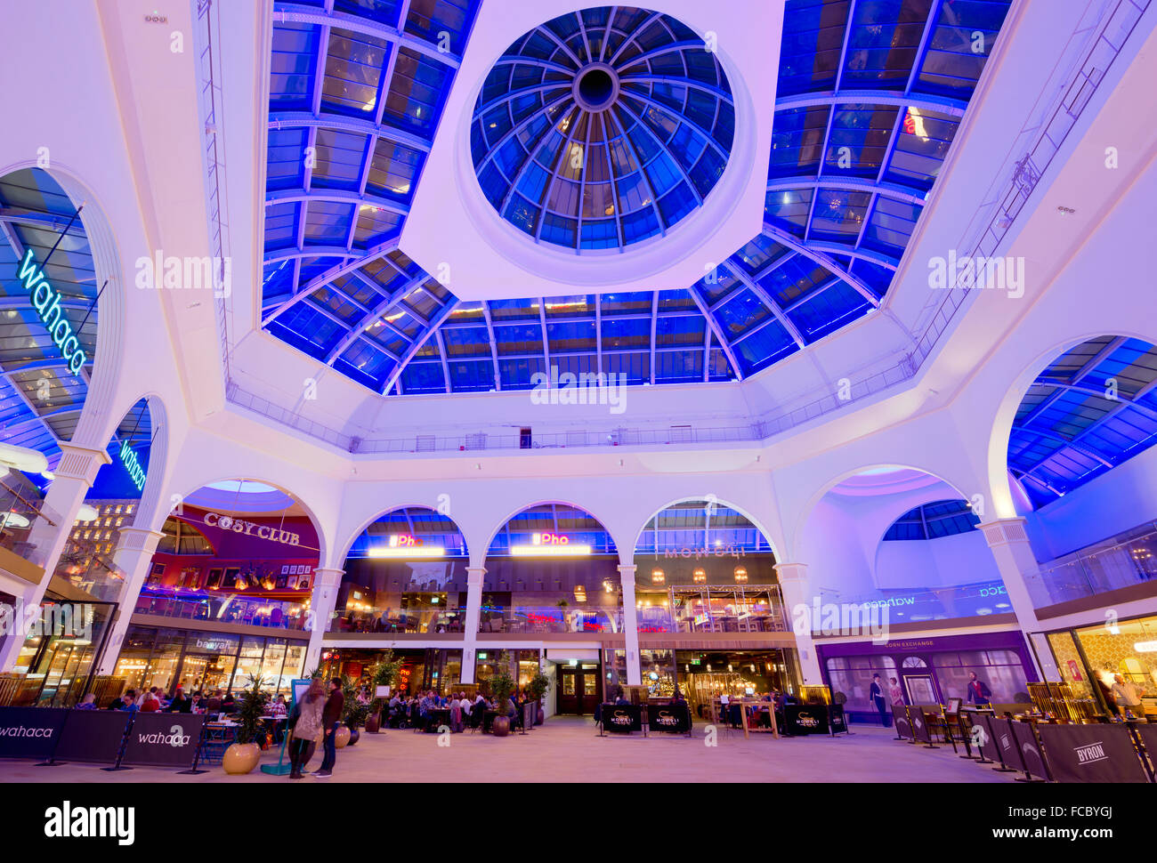 L'interno del rinnovato Corn Exchange è un edificio situato nel centro della città di Manchester. Foto Stock
