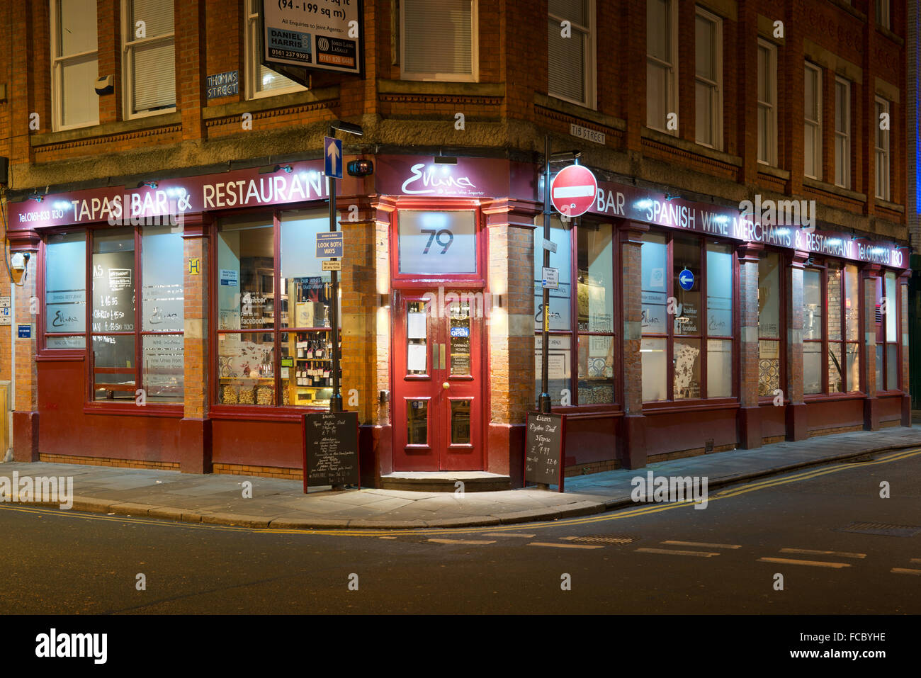 Evuna, il ristorante spagnolo, bar di tapas e vino importatore, situato nell'angolo di Thomas Street e Tib Street a Manchester. Foto Stock