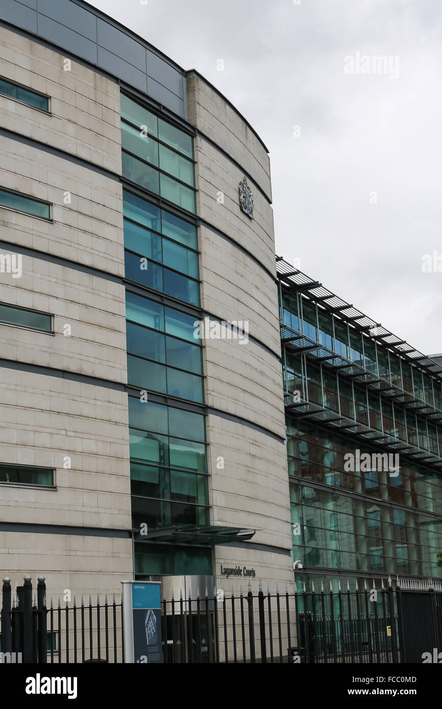 Esterno del moderno edificio del tribunale nel Regno Unito, facciata esterna dei campi di Laganside, Oxford Street, Belfast Foto Stock