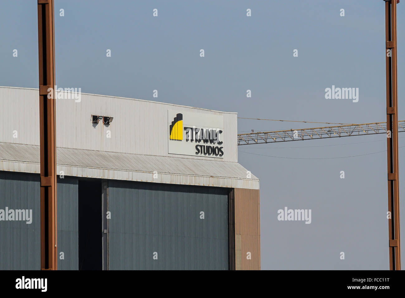 Titanic Studios visto attraverso montanti del gantry sul Titanic scalo in un caldo pomeriggio di primavera. Foto Stock