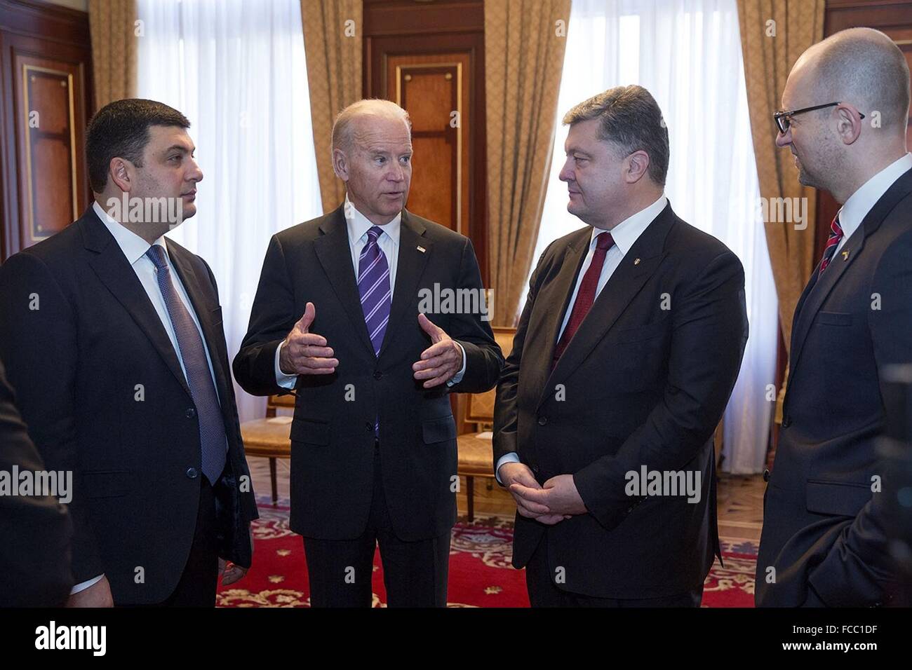 U.S Vice presidente Joe Biden colloqui con (da sinistra) Groysman Volodymyr, altoparlante della Rada (parlamento), Presidente Petro Poroshenko, e il Primo Ministro Arseniy Yatsenyuk, prima di affrontare una sessione della rada 8 Dicembre 2015 a Kiev, Ucraina. Foto Stock