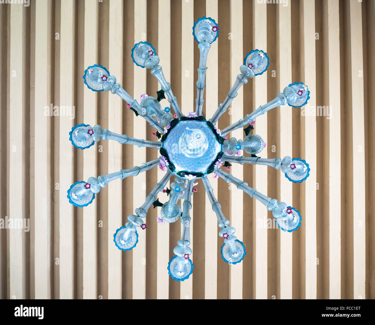 Antico lampadario di vetro soffiato a mano da maestri vetrai di Burano, Italia. Foto Stock