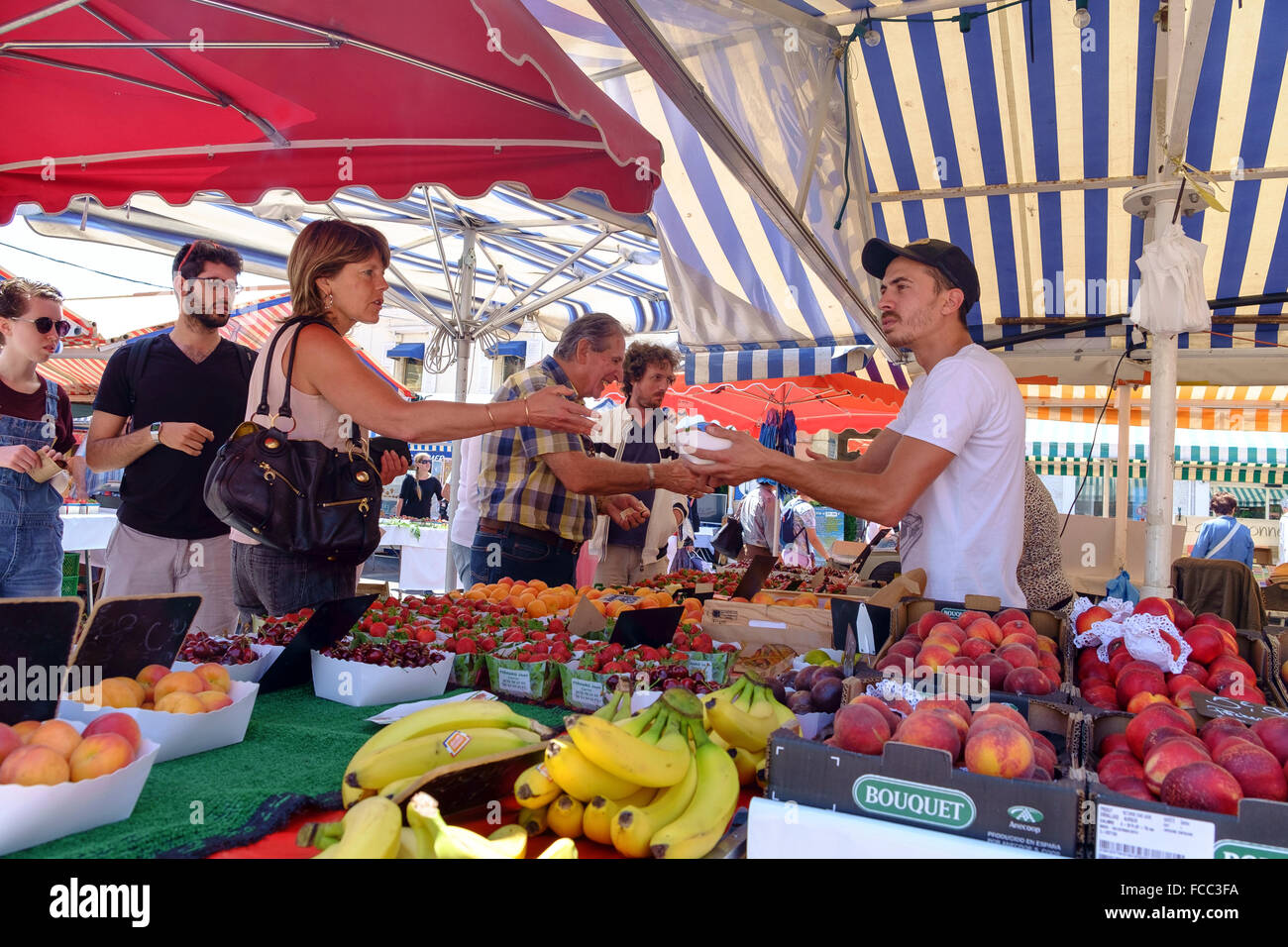 Persone che acquistano frutta street market stall francia Foto Stock