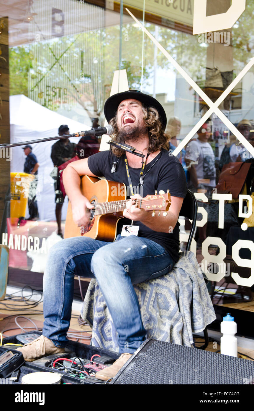 Busker di cantare e suonare la chitarra a Tamworth Country Music Festival 2016 Foto Stock