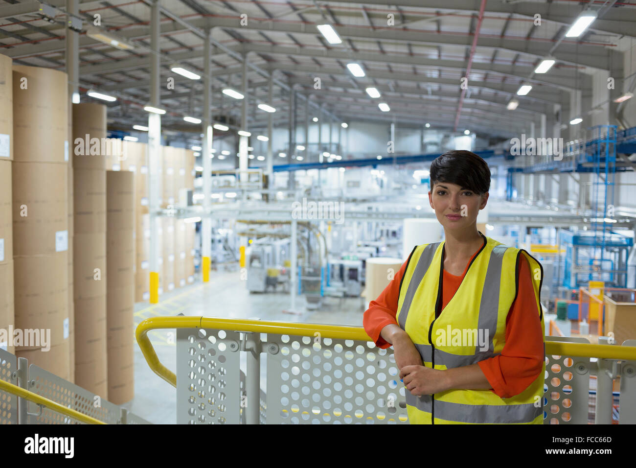 Ritratto lavoratore fiducioso sulla piattaforma sopra di fabbrica Foto Stock