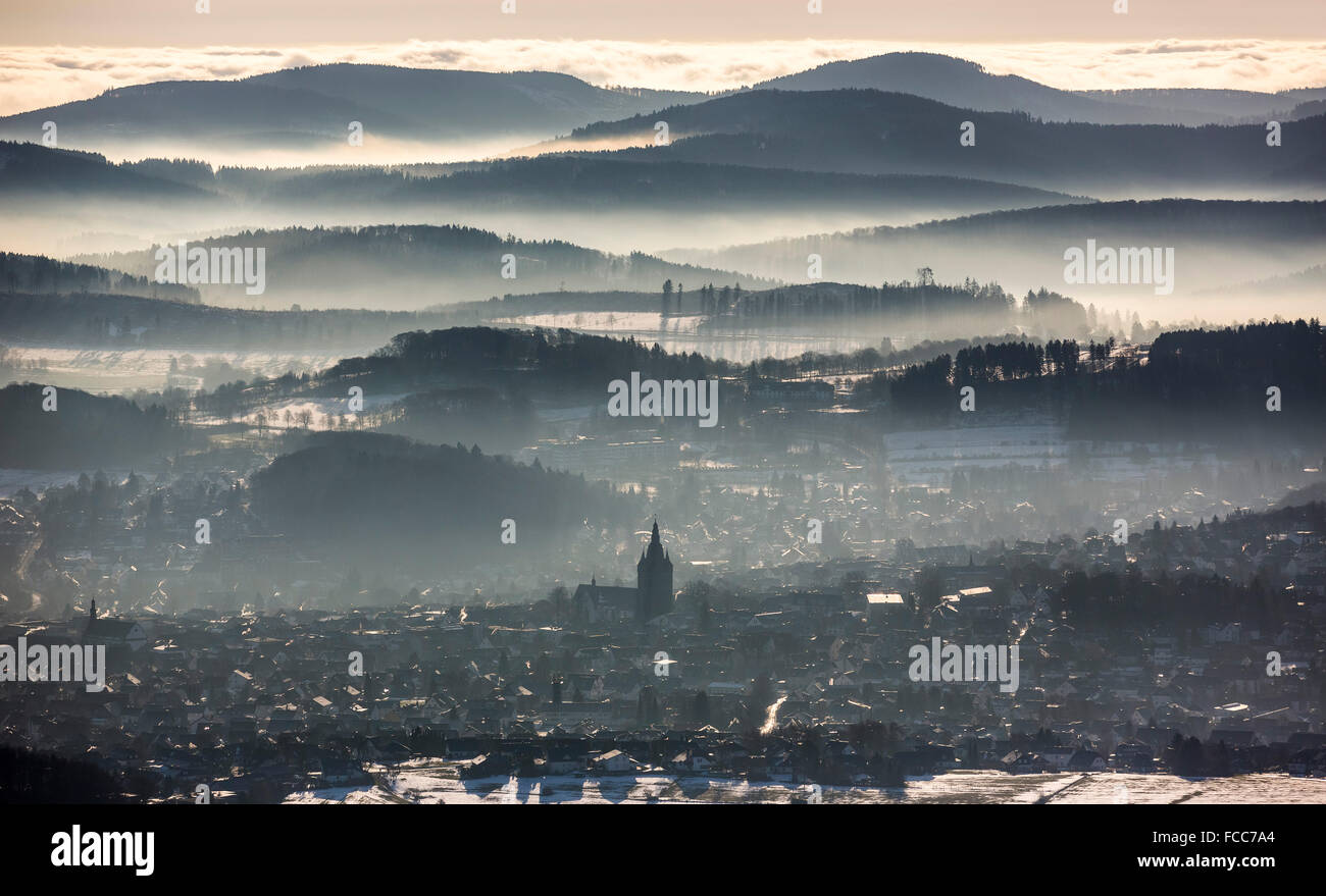 Vista aerea, guardando da Scharfenberg a Brilon con la Sauerland hills in background, chiesa prepositura St.Petrus e Andrea Foto Stock