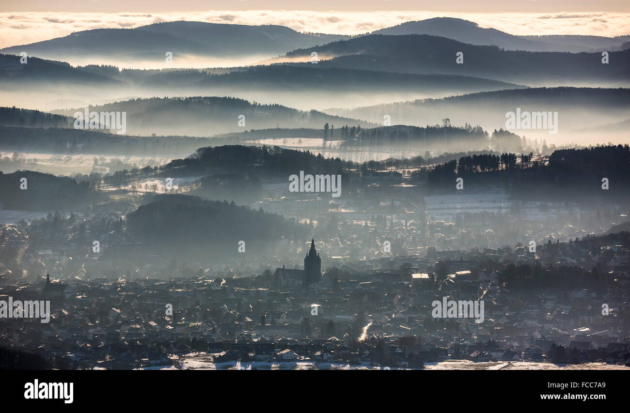 Vista aerea, guardando da Scharfenberg a Brilon con la Sauerland hills in background, chiesa prepositura St.Petrus e Andrea Foto Stock