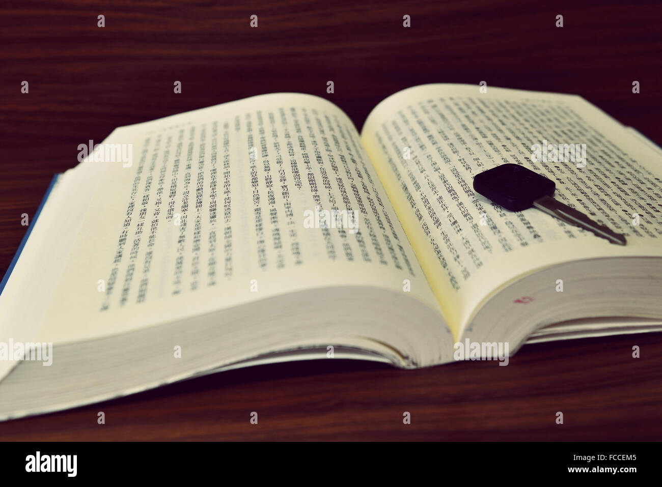 chiave su un libro Foto Stock