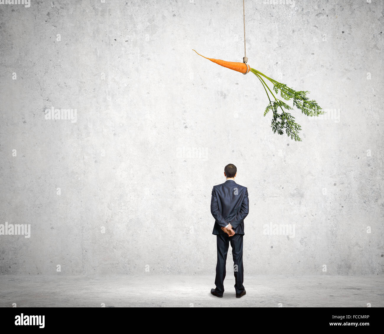 Divertente immagine dell uomo d affari inseguito con la carota Foto Stock