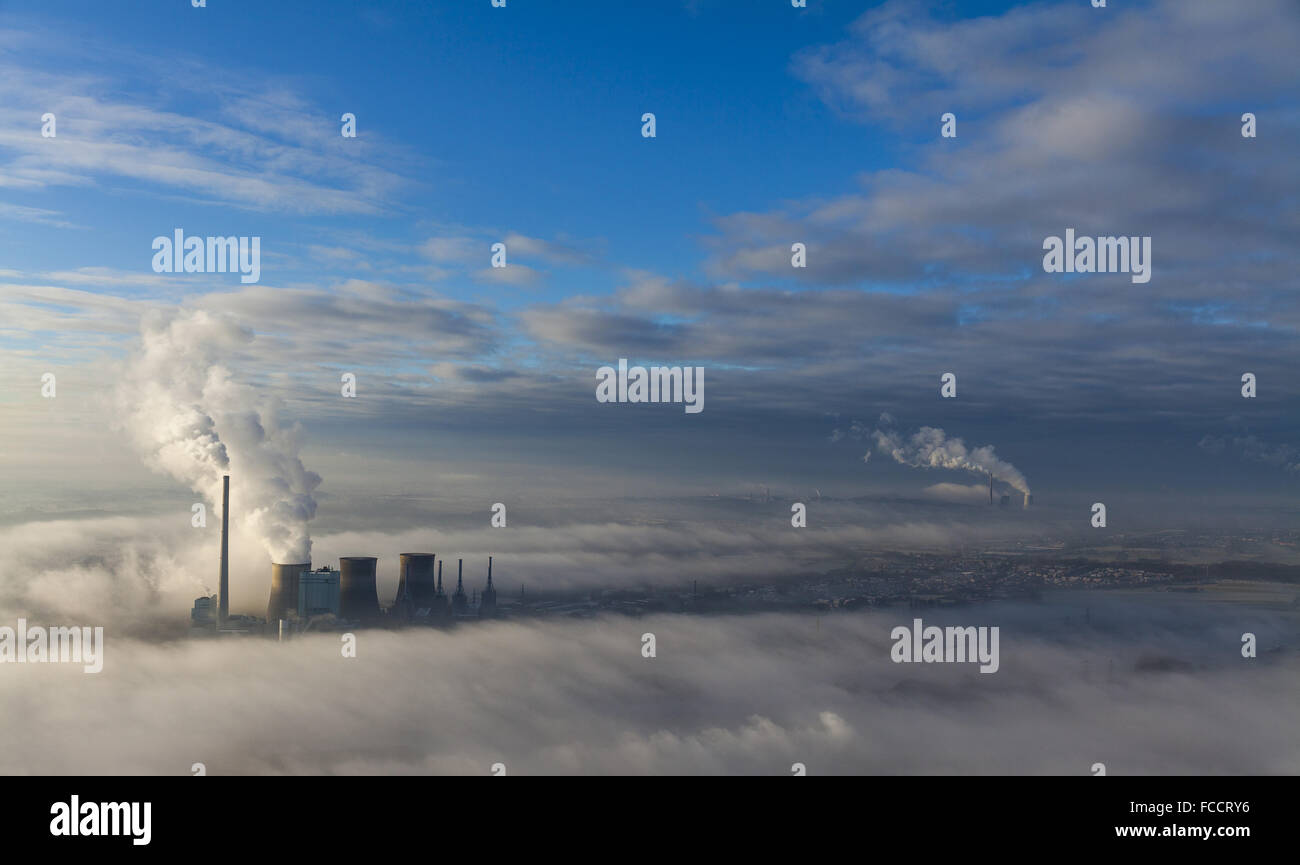 Antenna, la terra della nebbia e nuvole basse, RWE Power Gersteinwerk, centrali a carbone vegetale in inverno la luce, inversione di temperatura Foto Stock