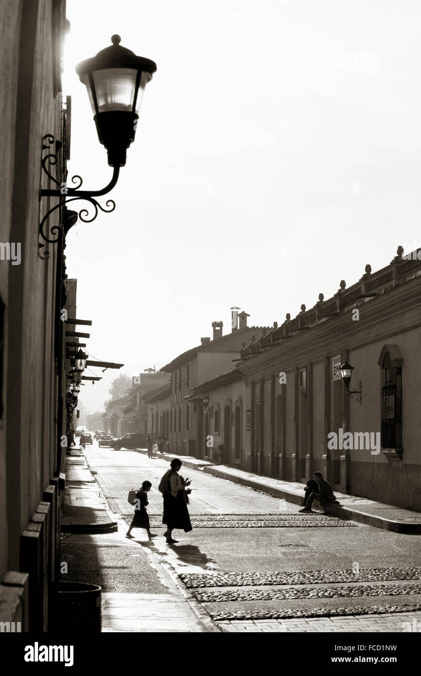 Madre e figlia di attraversare la strada a San Cristobal de las Casas, Chiapas, Messico. Foto Stock
