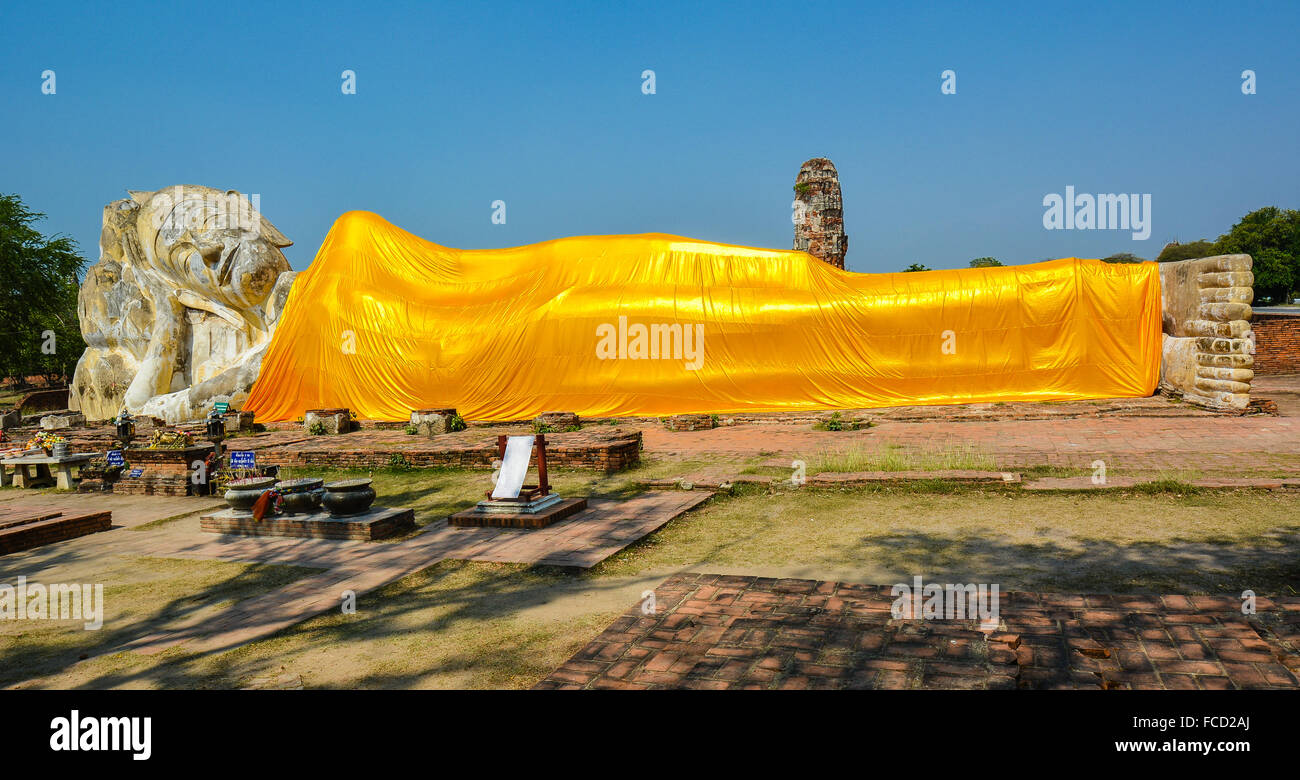 Gigante Buddha reclinato in Wat Lokayasutharam - Ayutthaya, Thailandia Foto Stock