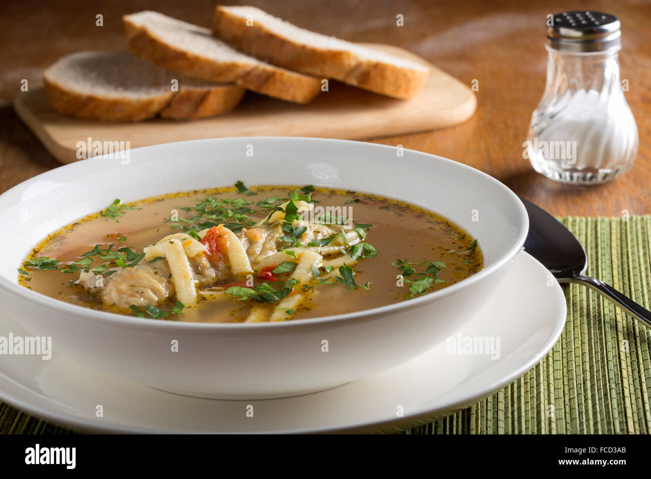 Zuppa di pollo con tagliatelle in ciotola bianco Foto Stock