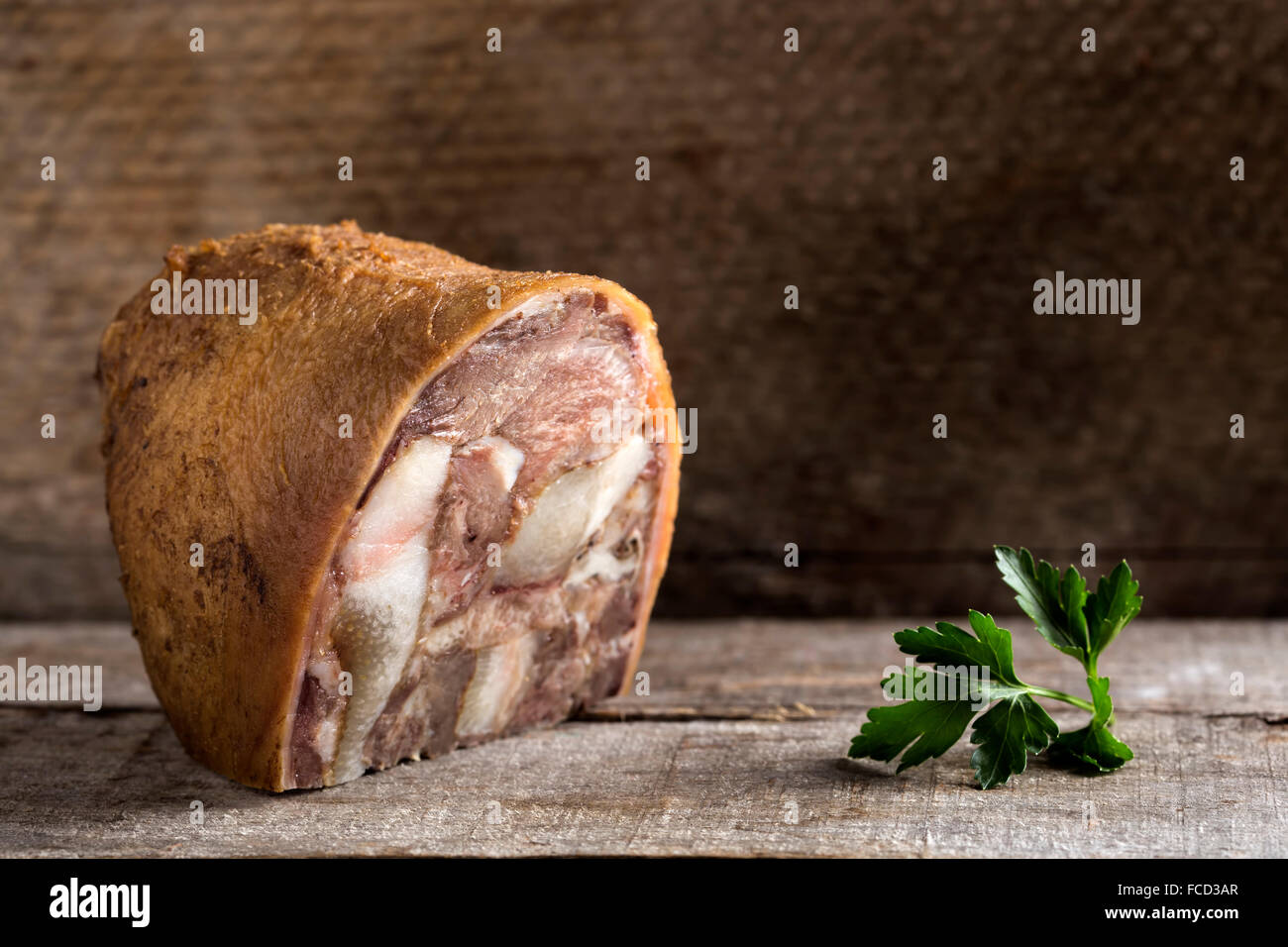 Tradizionale cibo rumeno - aspic di maiale sul tavolo di legno Foto Stock