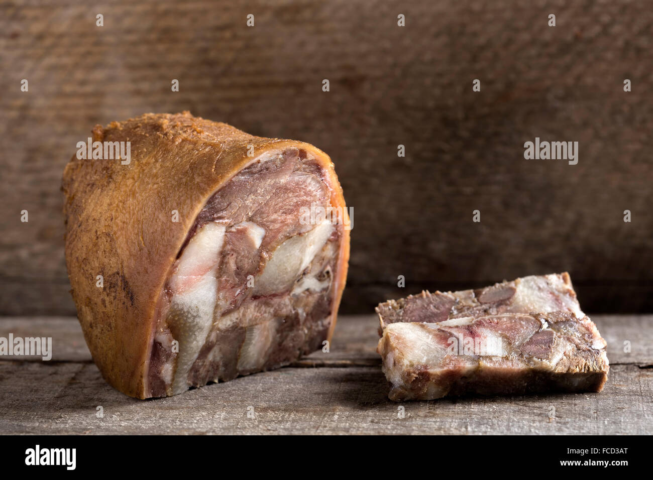 Tradizionale cibo rumeno - aspic di maiale sul tavolo di legno Foto Stock