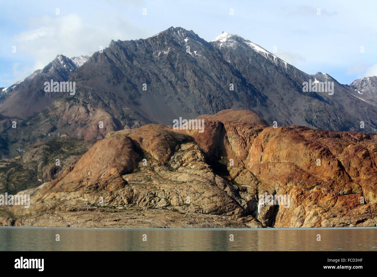 Spettacolari formazioni geologiche in corrispondenza del fondo della montagna Foto Stock