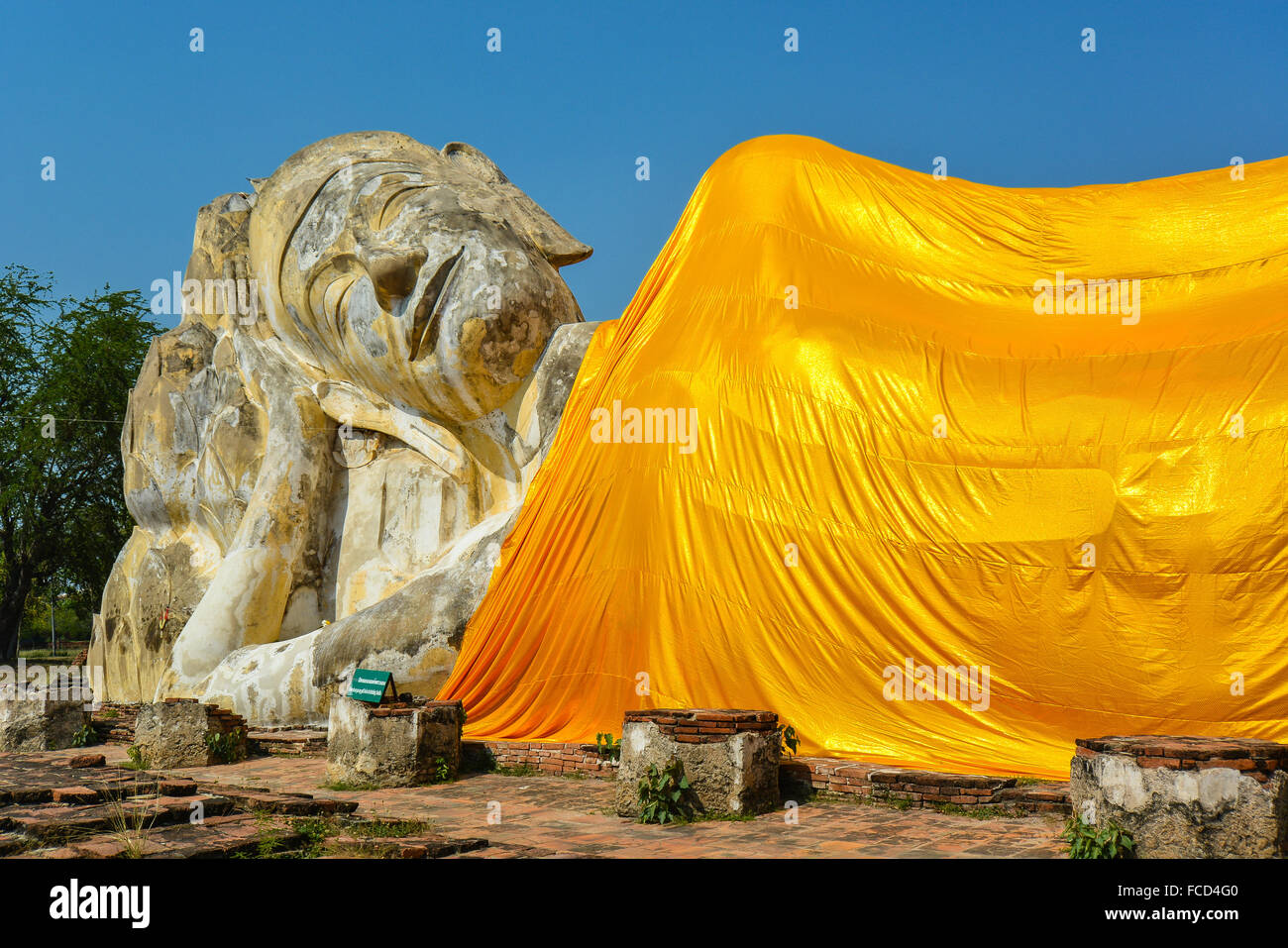 Gigante Buddha reclinato in Wat Lokayasutharam - Ayutthaya, Thailandia Foto Stock