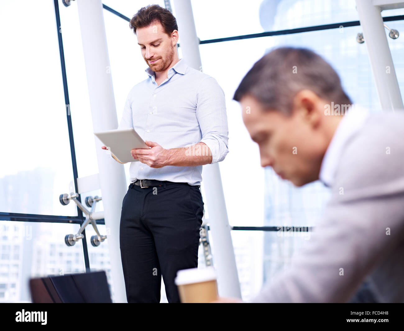 Business caucasica persone che lavorano in ufficio Foto Stock