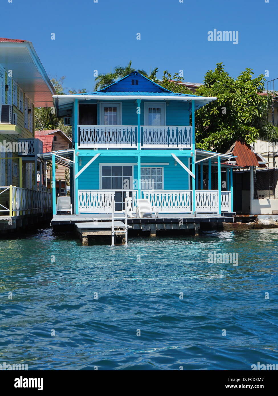Tipica casa dei Caraibi sopra l'acqua con piccole dock, Colon, isola di Bocas del Toro, Panama America Centrale Foto Stock