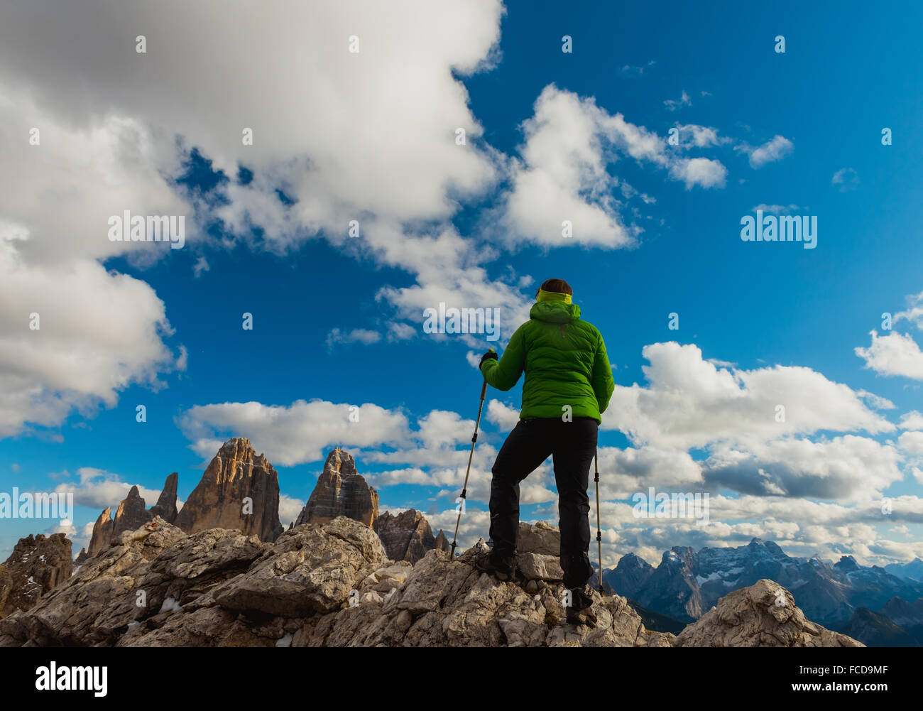 Donna escursionista sulla cima della montagna Foto Stock
