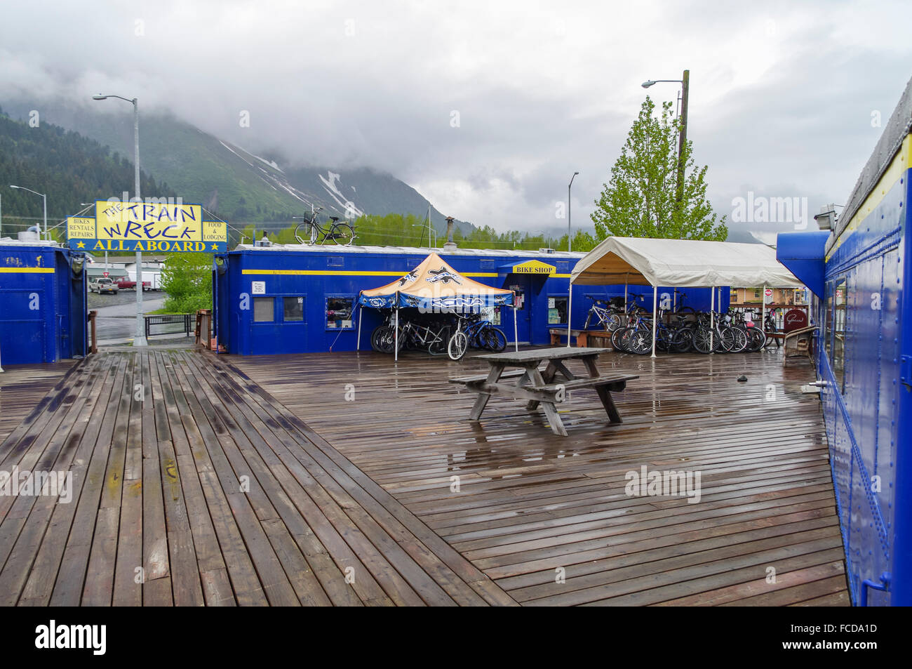 Il treno relitto in Seward, Alaska, Stati Uniti. Vecchio Alaska Railroad allenatori riutilizzato come piccoli negozi e un ristorante. Foto Stock