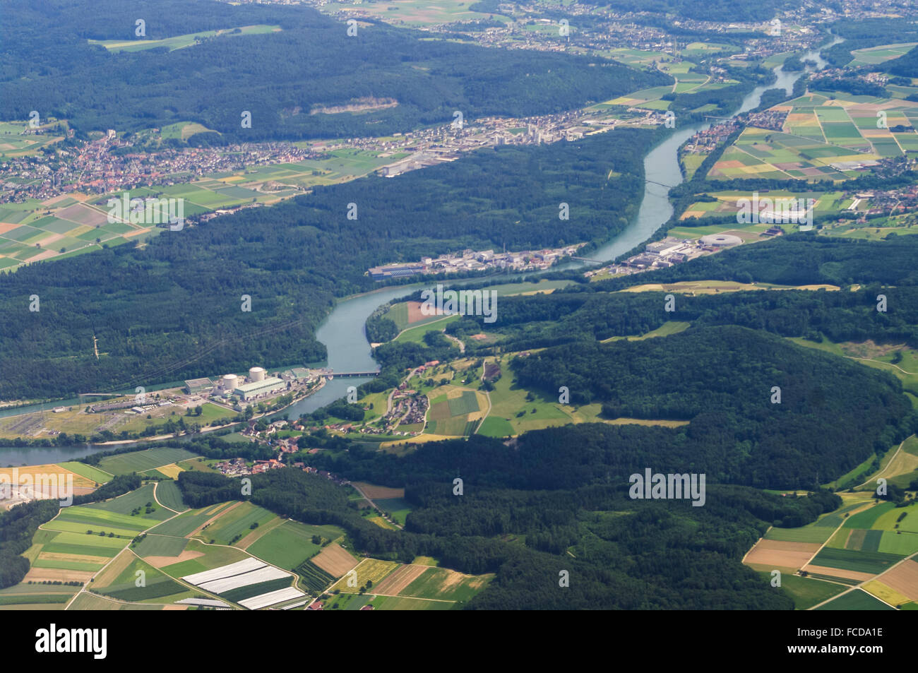 Vista aerea del fiume Aare, la centrale nucleare di Beznau e vicini villaggi di Villigen e Würenlingen in Argovia, Svizzera. Foto Stock