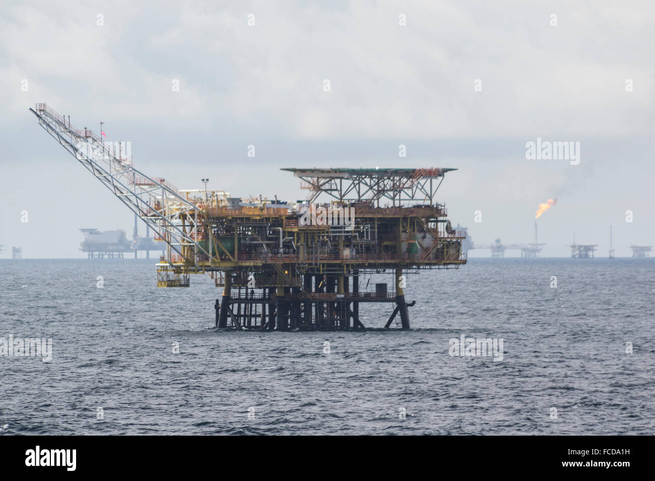 Piattaforma petrolifera al largo delle coste del Brunei Darussalam, nel Mare della Cina del Sud. Molti di più impianti di trivellazione offshore in background. Foto Stock